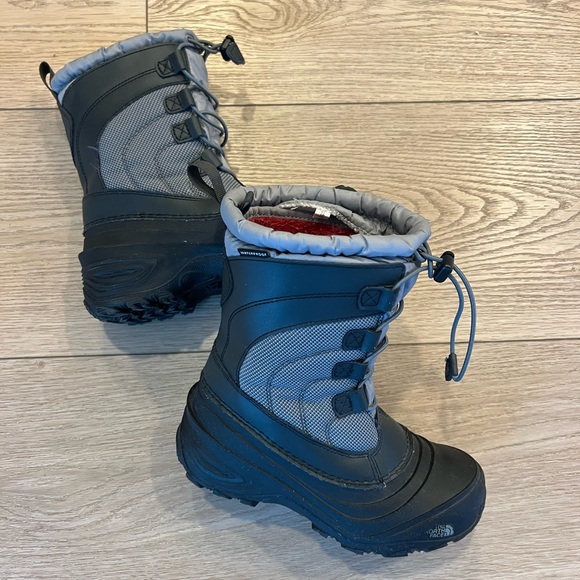 The North Face Alpenglow V Boot -little kid/Big Kid -Black / Vanadis Gray size 3 - Picture 1 of 2